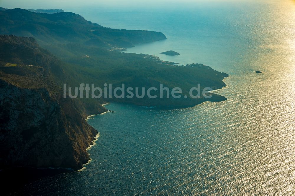 Andratx aus der Vogelperspektive: Wasseroberfläche an der Meeres- Küste des Balearen- Meer in Andratx auf der balearischen Mittelmeerinsel Mallorca, Spanien