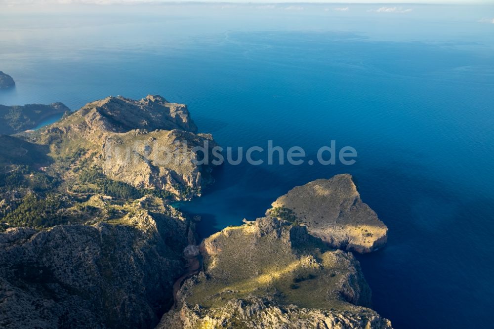 Luftaufnahme Escorca - Wasseroberfläche an der Meeres- Küste des Balearen-Meer in Escorca in Balearische Insel Mallorca, Spanien