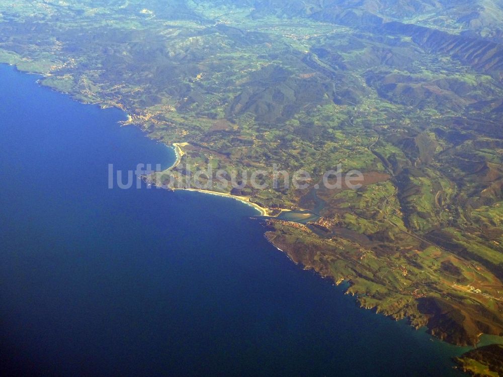 Comillas von oben - Wasseroberfläche an der Meeres- Küste der Biskaya in Comillas in Cantabria, Spanien