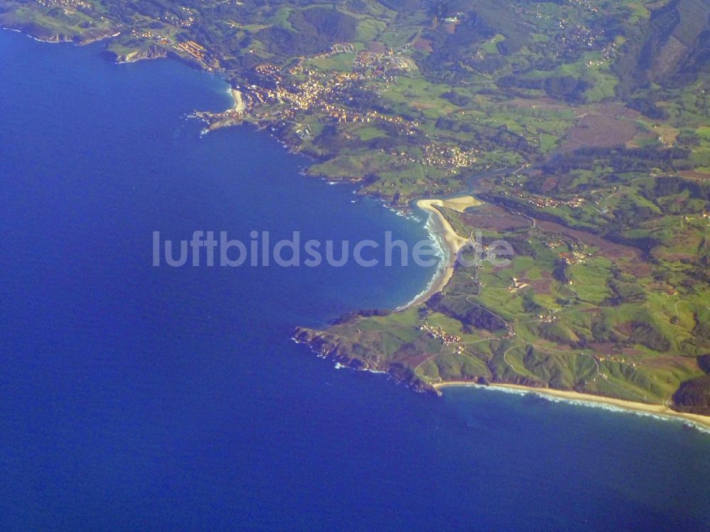 Luftaufnahme Comillas - Wasseroberfläche an der Meeres- Küste der Biskaya in Comillas in Cantabria, Spanien