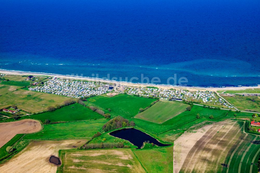 Luftaufnahme Hasselberg - Wasseroberfläche an der Meeres- Küste an den Campingplätzen Camingplatz Hasselberg und Ostseecamping Gut Oehe am Drecht in Hasselberg im Bundesland Schleswig-Holstein, Deutschland