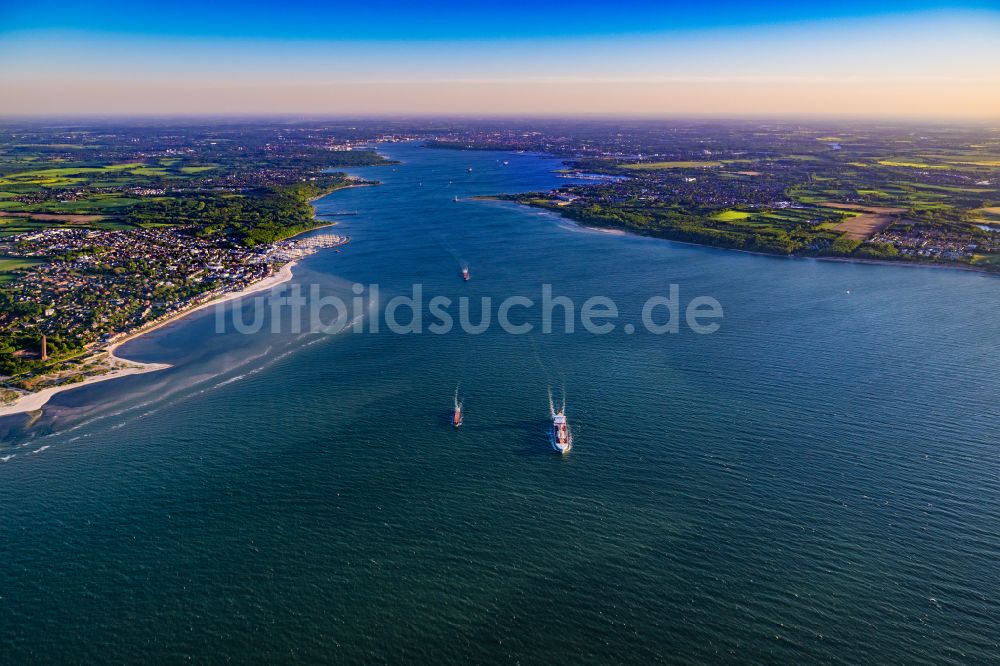 Luftaufnahme Strande - Wasseroberfläche an der Meeres- Küste in der Kieler Förde zwischen Holtenau und Laboe im Bundesland Schleswig-Holstein, Deutschland