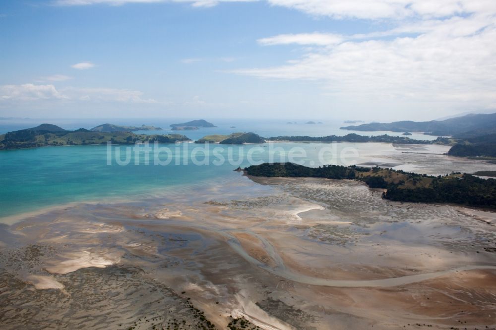 Wyuna Bay aus der Vogelperspektive: Wasseroberfläche an der Meeres- Küste McGregor Bay im Ortsteil Coromandel in Wyuna Bay in Waikato, Neuseeland