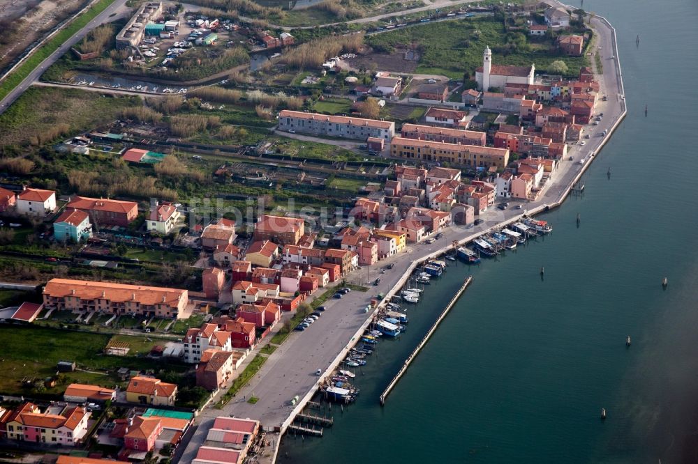 Luftaufnahme Chioggia - Wasseroberfläche an der Meeres- Küste Mittelmeer in Chioggia in Veneto, Italien