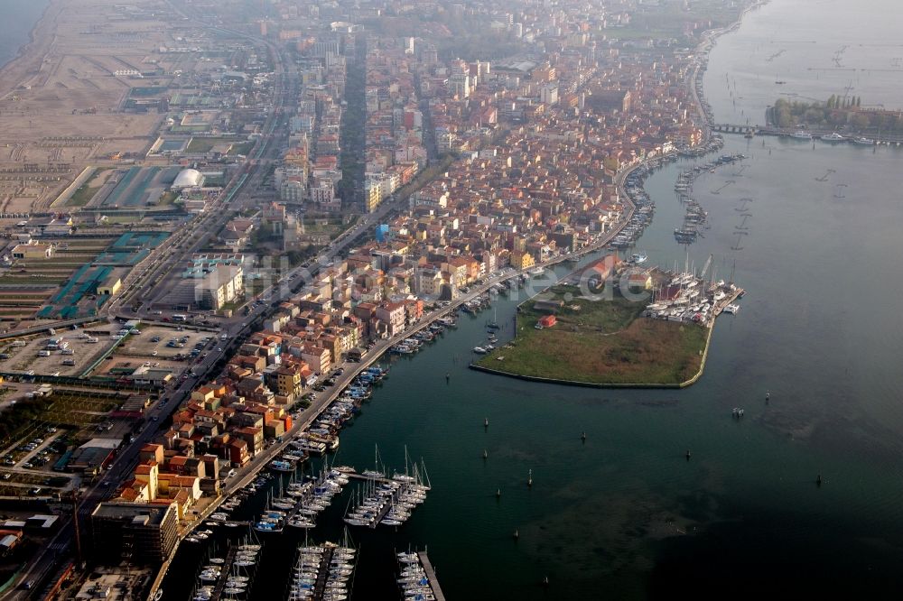 Chioggia von oben - Wasseroberfläche an der Meeres- Küste Mittelmeer in Chioggia in Veneto, Italien