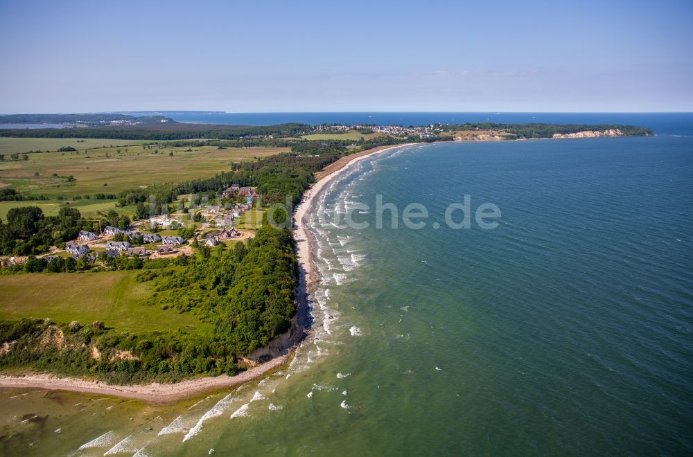 Göhren aus der Vogelperspektive: Wasseroberfläche an der Meeres- Küste der Ostsee in Göhren im Bundesland Mecklenburg-Vorpommern