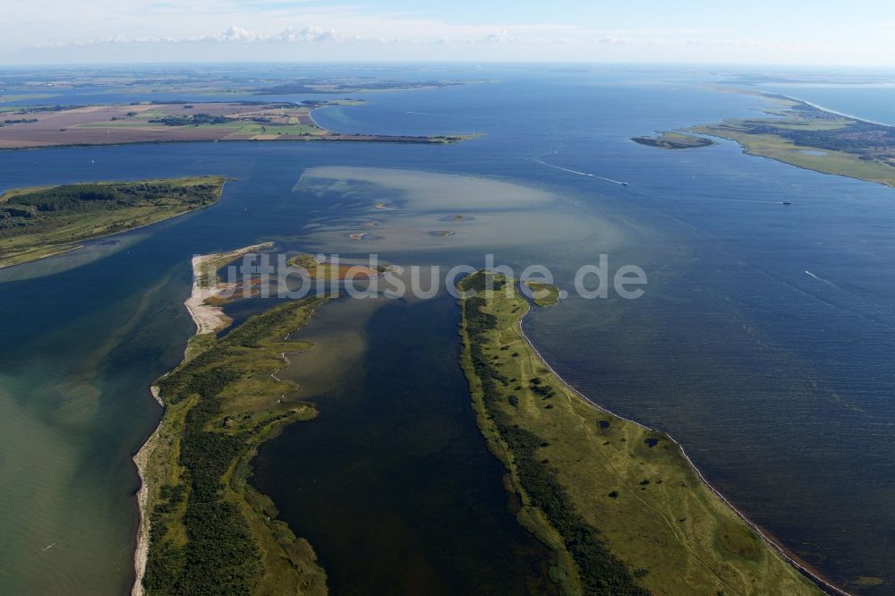 Luftaufnahme Insel Hiddensee - Wasseroberfläche an der Meeres- Küste der Ostsee auf der Insel Hiddensee im Bundesland Mecklenburg-Vorpommern