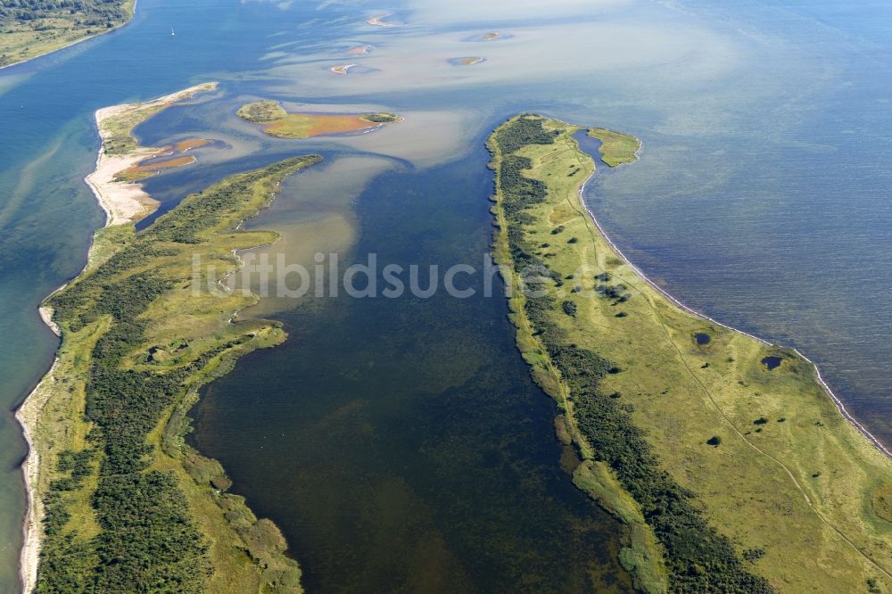 Insel Hiddensee von oben - Wasseroberfläche an der Meeres- Küste der Ostsee auf der Insel Hiddensee im Bundesland Mecklenburg-Vorpommern