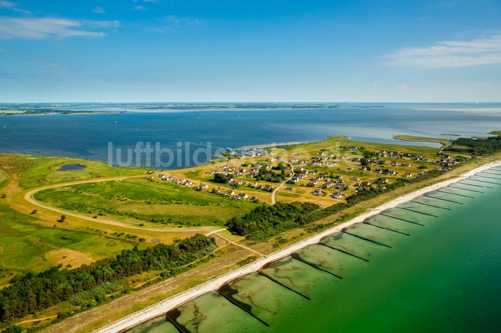 Luftaufnahme Insel Hiddensee - Wasseroberfläche an der Meeres- Küste Ostsee im Ortsteil Plogshagen in Insel Hiddensee im Bundesland Mecklenburg-Vorpommern