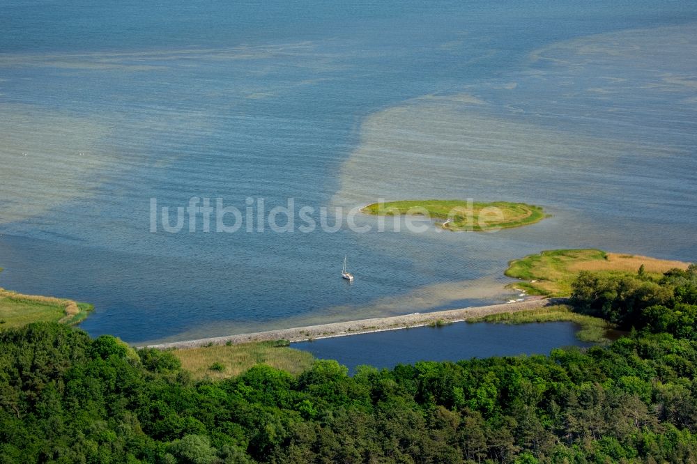 Insel Hiddensee von oben - Wasseroberfläche an der Meeres- Küste Ostsee im Ortsteil Plogshagen in Insel Hiddensee im Bundesland Mecklenburg-Vorpommern