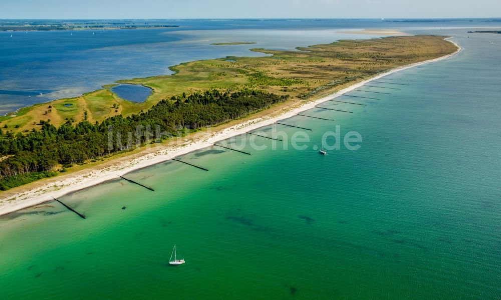 Luftaufnahme Insel Hiddensee - Wasseroberfläche an der Meeres- Küste Ostsee im Ortsteil Plogshagen in Insel Hiddensee im Bundesland Mecklenburg-Vorpommern