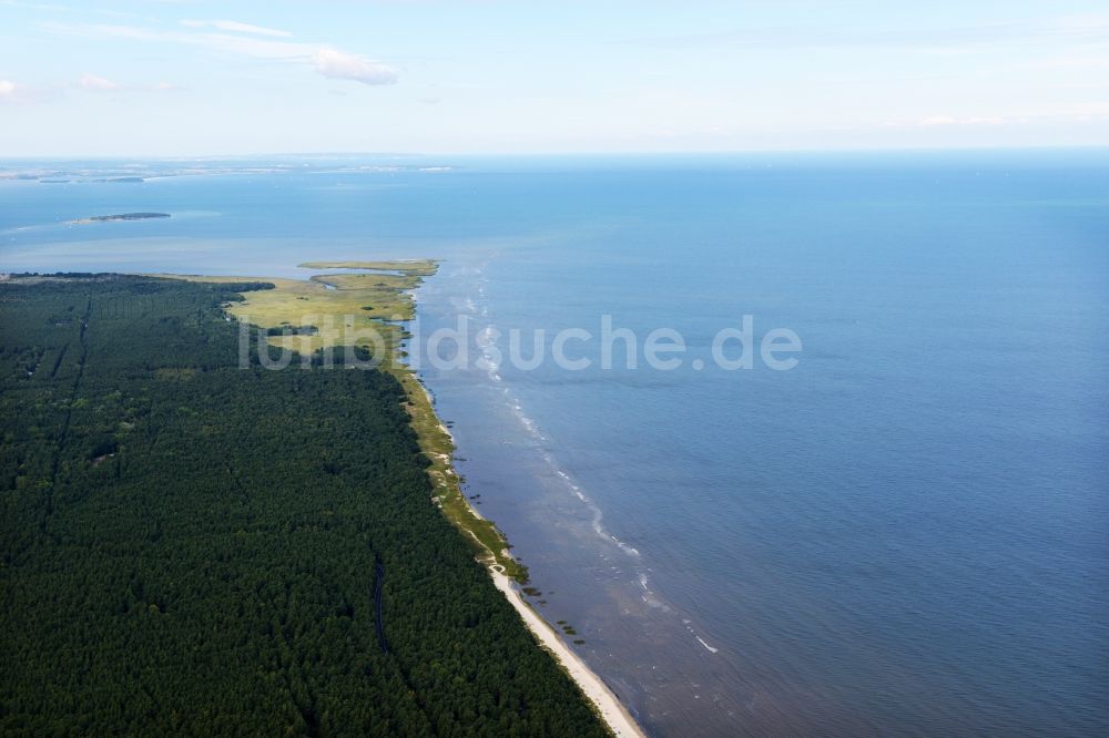 Luftbild Peenemünde - Wasseroberfläche an der Meeres- Küste der Ostsee in Peenemünde im Bundesland Mecklenburg-Vorpommern