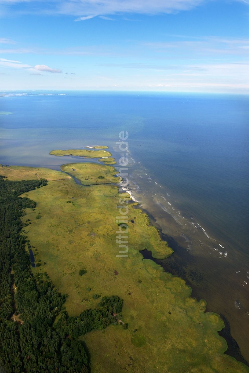 Luftaufnahme Peenemünde - Wasseroberfläche an der Meeres- Küste der Ostsee in Peenemünde im Bundesland Mecklenburg-Vorpommern