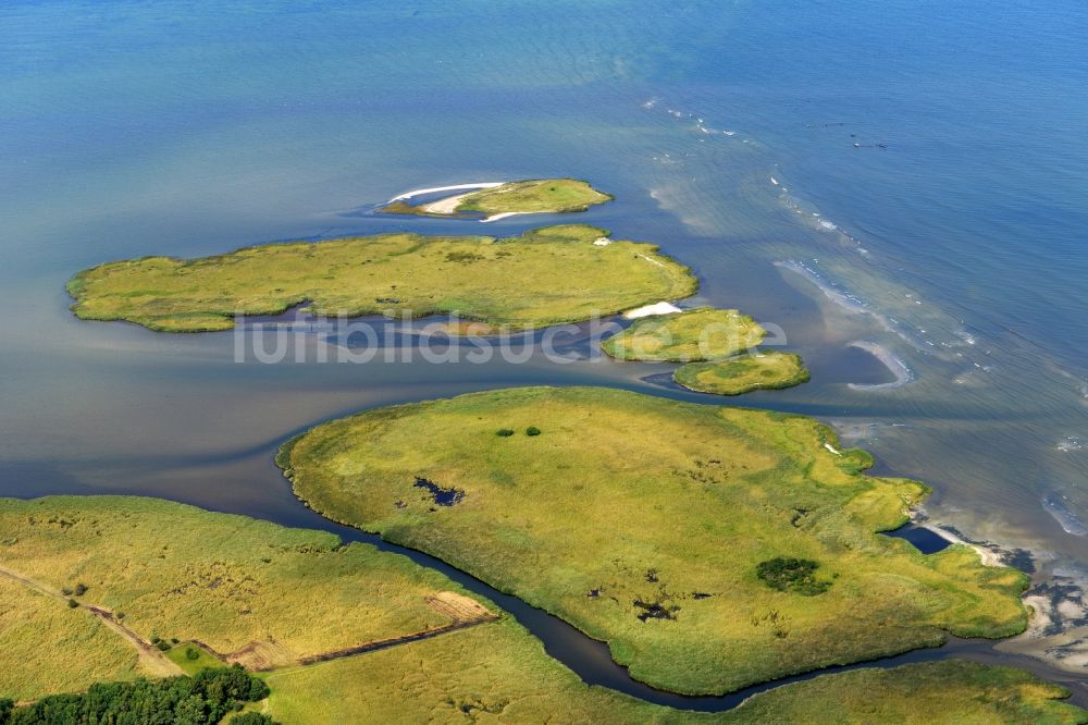 Peenemünde aus der Vogelperspektive: Wasseroberfläche an der Meeres- Küste der Ostsee in Peenemünde im Bundesland Mecklenburg-Vorpommern