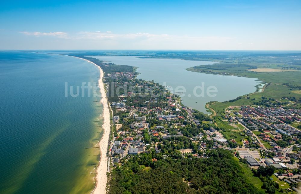 Luftbild Uniescie - Wasseroberfläche an der Meeres- Küste der Ostsee in Uniescie in Westpommern, Polen