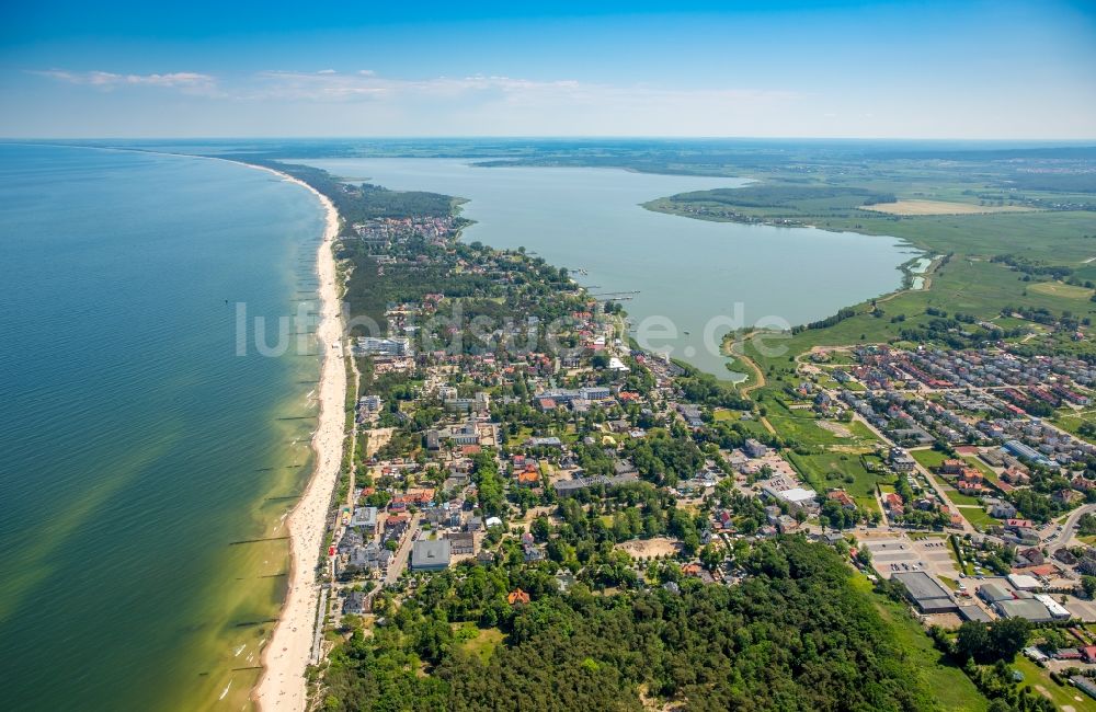 Luftaufnahme Uniescie - Wasseroberfläche an der Meeres- Küste der Ostsee in Uniescie in Westpommern, Polen