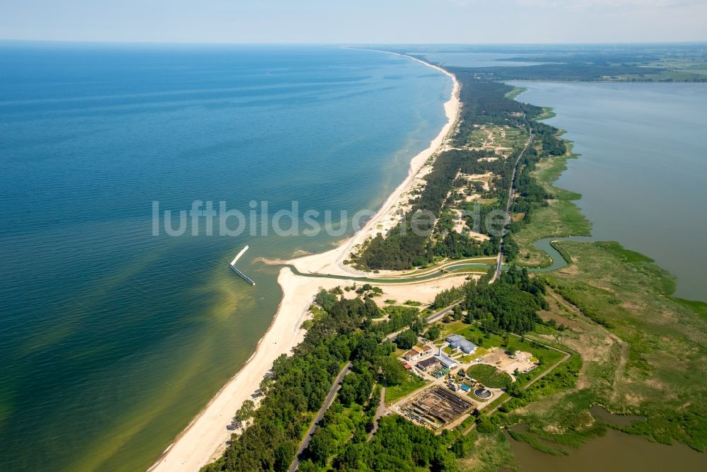 Uniescie von oben - Wasseroberfläche an der Meeres- Küste der Ostsee in Uniescie in Westpommern, Polen