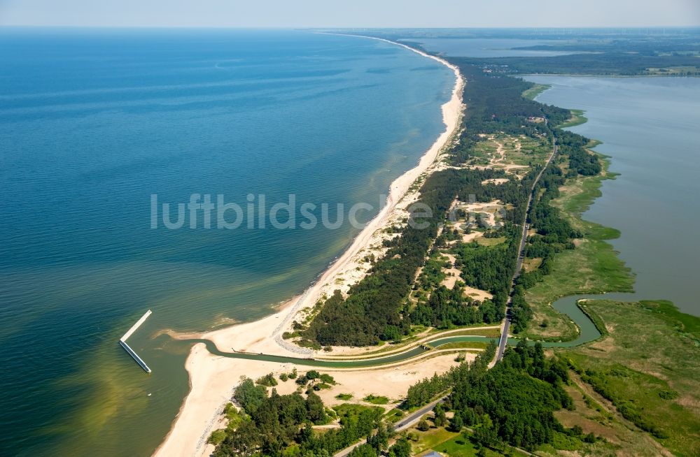 Uniescie aus der Vogelperspektive: Wasseroberfläche an der Meeres- Küste der Ostsee in Uniescie in Westpommern, Polen