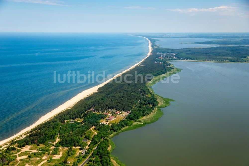 Luftbild Uniescie - Wasseroberfläche an der Meeres- Küste der Ostsee in Uniescie in Westpommern, Polen