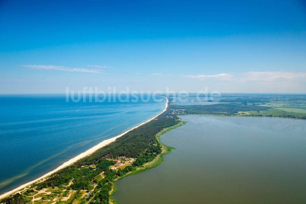 Luftaufnahme Uniescie - Wasseroberfläche an der Meeres- Küste der Ostsee in Uniescie in Westpommern, Polen