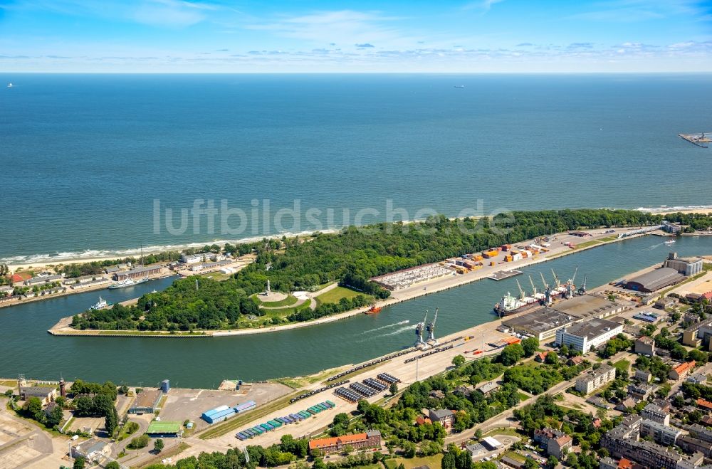 Gdansk - Danzig von oben - Wasseroberfläche an der Meeres- Küste der Ostsee an der Westerplatte in Gdansk - Danzig in Pomorskie, Polen