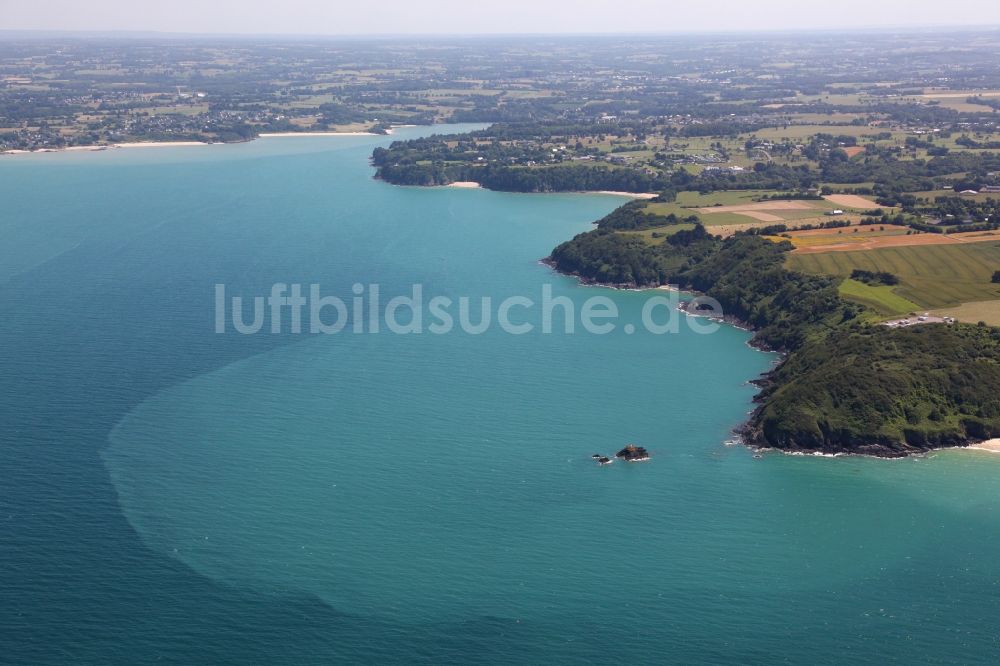 Saint-Cast-le-Guildo von oben - Wasseroberfläche an der Meeres- Küste in Saint-Cast-le-Guildo in Bretagne, Frankreich