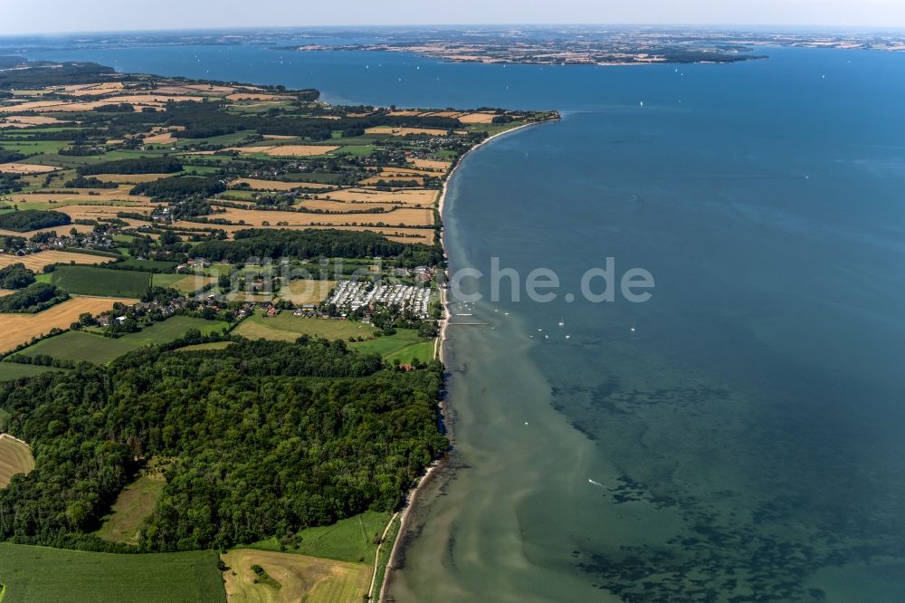 Luftaufnahme Steinbergholz - Wasseroberfläche an der Ostsee- Meeres- Küste in Steinbergholz im Bundesland Schleswig-Holstein, Deutschland