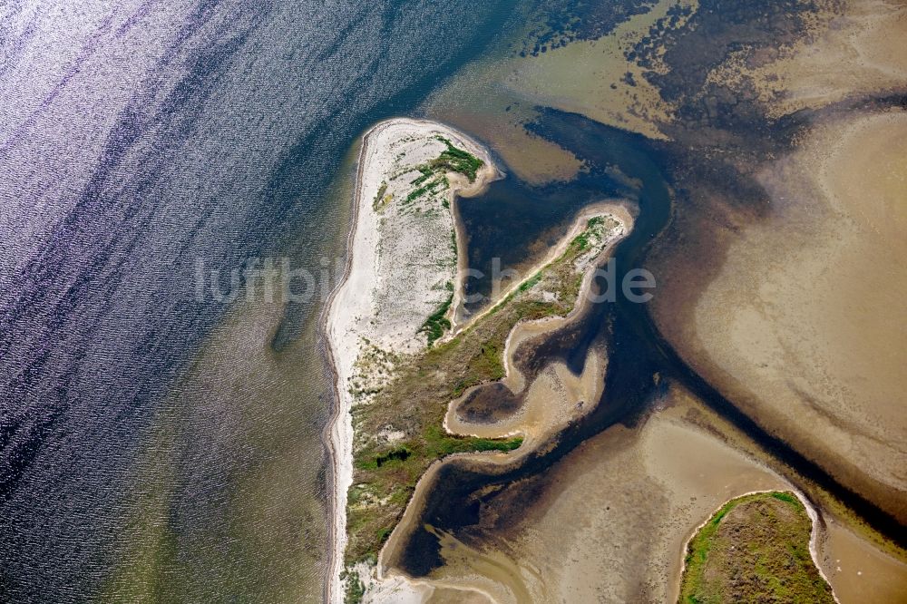 Luftaufnahme Insel Hiddensee - Wasseroberfläche mit Sandbank an der Meeres- Küste der Ostsee auf der Insel Hiddensee im Bundesland Mecklenburg-Vorpommern