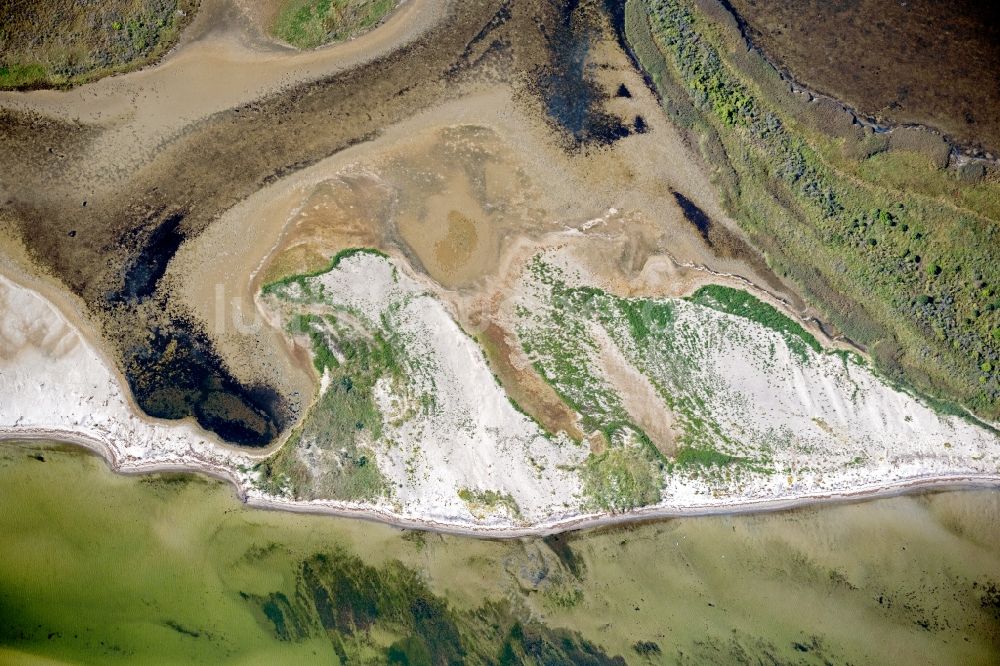 Insel Hiddensee von oben - Wasseroberfläche mit Sandbank an der Meeres- Küste der Ostsee auf der Insel Hiddensee im Bundesland Mecklenburg-Vorpommern