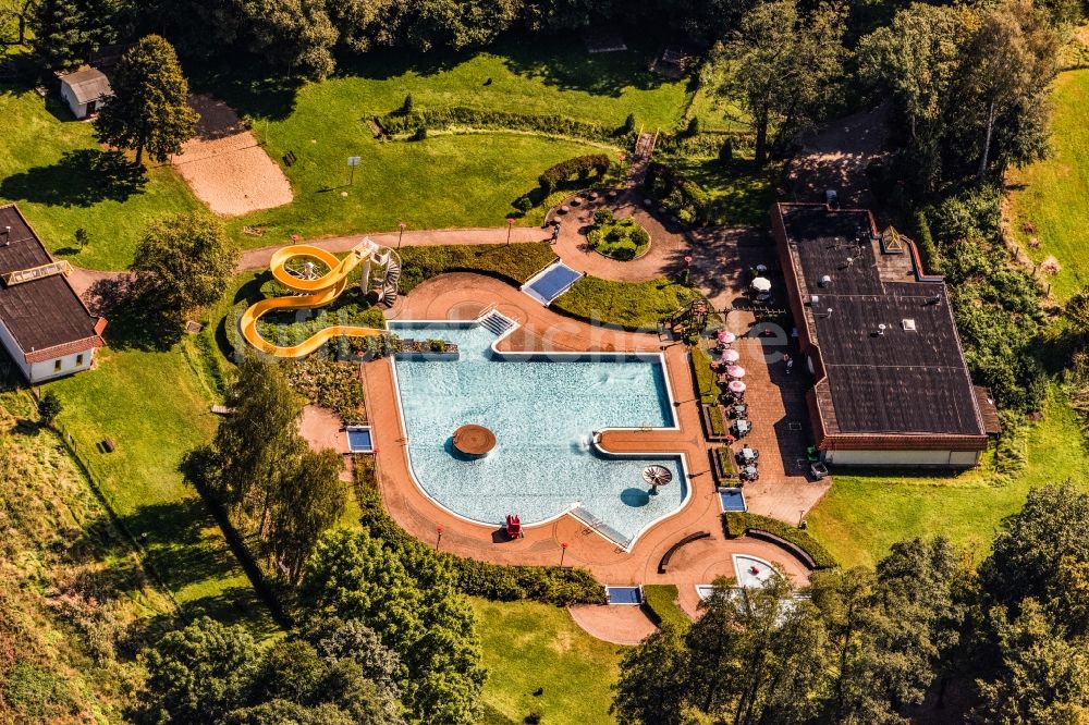 Luftbild Rathewalde - Wasserrutsche am Schwimmbecken des Erlebnisbades Rathewalde in Rathewalde im Bundesland Sachsen