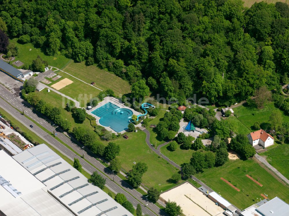 Luftaufnahme Biberach an der Riß - Wasserrutsche am Schwimmbecken des Freibades in Biberach an der Riß im Bundesland Baden-Württemberg, Deutschland