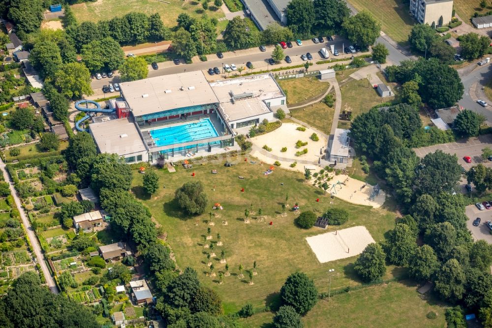 Dinslaken aus der Vogelperspektive: Wasserrutsche am Schwimmbecken des Freibades DINamare - das stadtwerkebad am Stadtbad in Dinslaken im Bundesland Nordrhein-Westfalen - NRW, Deutschland