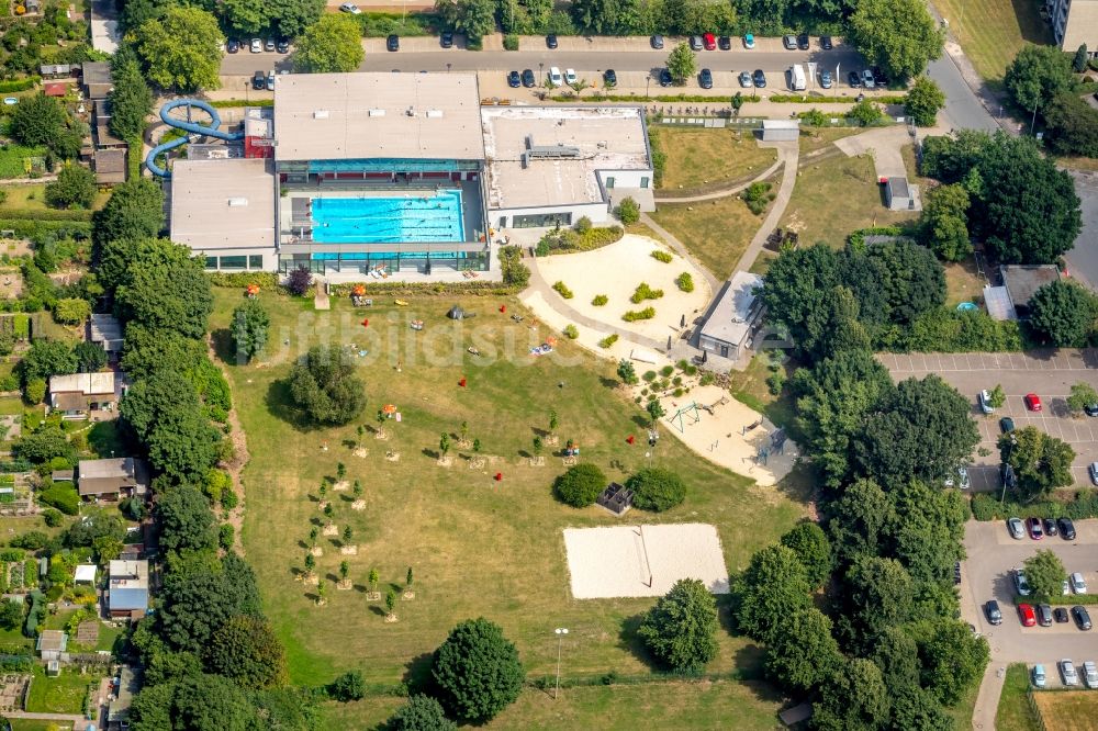 Luftbild Dinslaken - Wasserrutsche am Schwimmbecken des Freibades DINamare - das stadtwerkebad am Stadtbad in Dinslaken im Bundesland Nordrhein-Westfalen - NRW, Deutschland