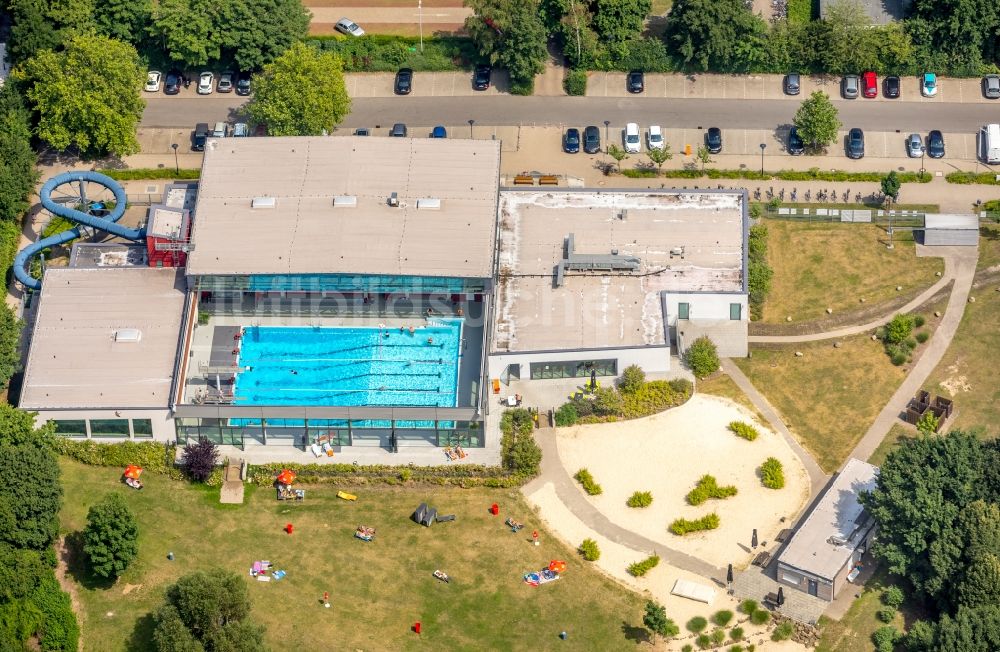 Luftaufnahme Dinslaken - Wasserrutsche am Schwimmbecken des Freibades DINamare - das stadtwerkebad am Stadtbad in Dinslaken im Bundesland Nordrhein-Westfalen - NRW, Deutschland