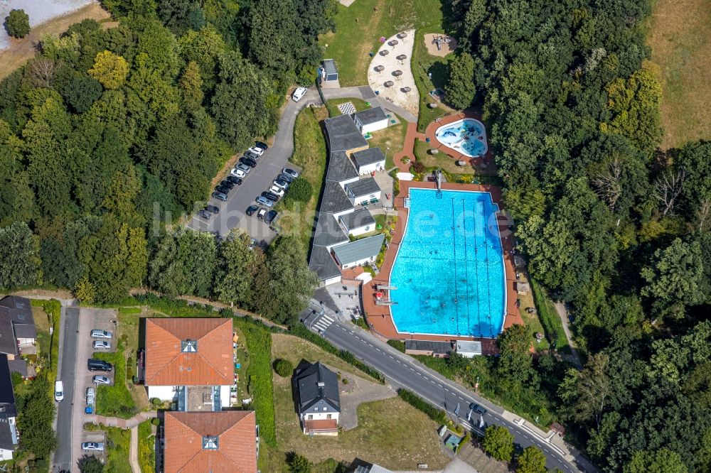 Luftbild Fröndenberg/Ruhr - Wasserrutsche am Schwimmbecken des Freibades Freibad Löhnbad Im Wiesengrund in Fröndenberg/Ruhr im Bundesland Nordrhein-Westfalen, Deutschland