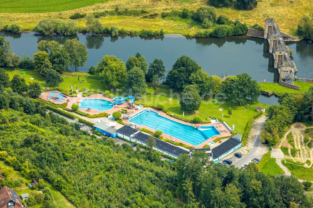 Luftaufnahme Wickede (Ruhr) - Wasserrutsche am Schwimmbecken des Freibades Freibad Wickede (Ruhr) Im Winkel im Ortsteil Echthausen in Wickede (Ruhr) im Bundesland Nordrhein-Westfalen, Deutschland