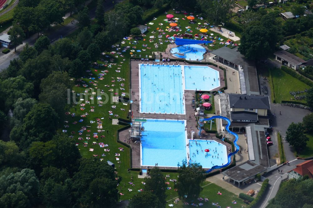 Luftbild Göttingen - Wasserrutsche am Schwimmbecken des Freibades in Göttingen im Bundesland Niedersachsen, Deutschland