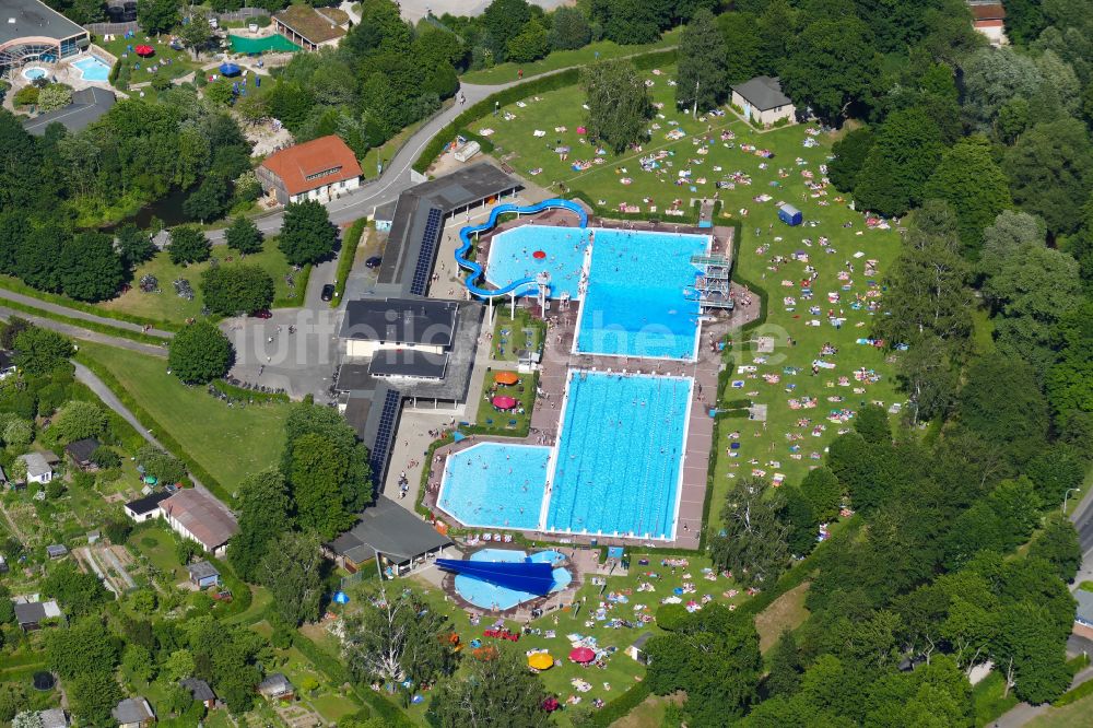 Luftaufnahme Göttingen - Wasserrutsche am Schwimmbecken des Freibades in Göttingen im Bundesland Niedersachsen, Deutschland