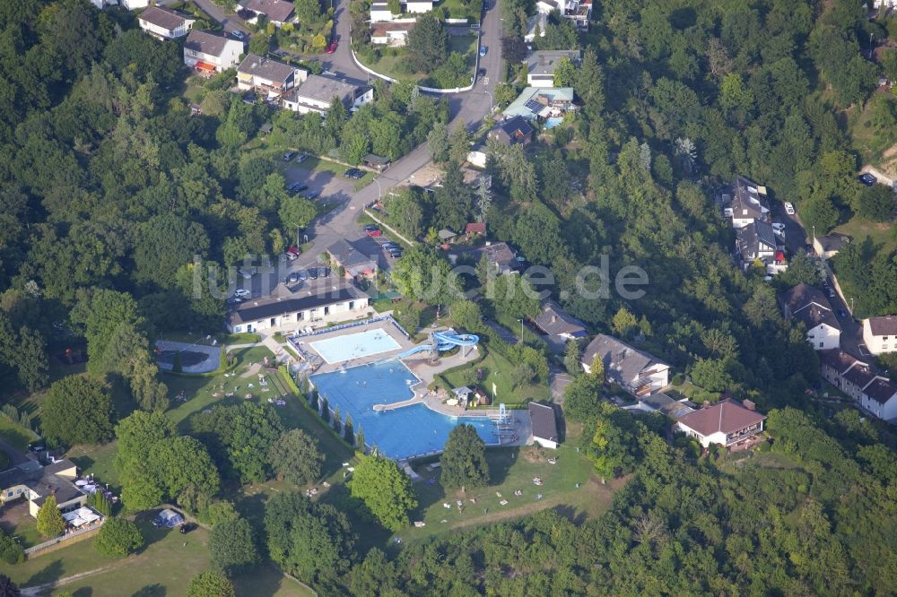 Luftbild Lahnstein - Wasserrutsche am Schwimmbecken des Freibades Lahnstein in Lahnstein im Bundesland Rheinland-Pfalz, Deutschland