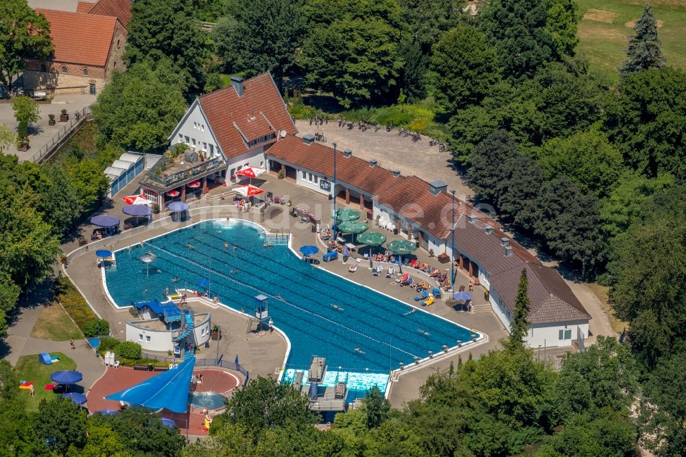 Luftbild Oelde - Wasserrutsche am Schwimmbecken des Freibades Oelde in Oelde im Bundesland Nordrhein-Westfalen, Deutschland