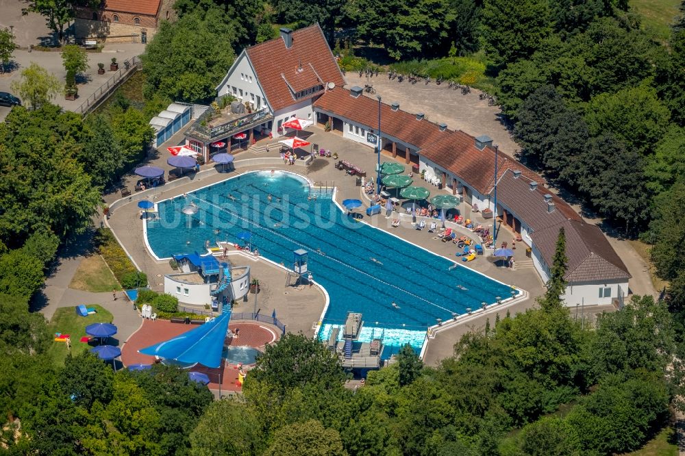 Luftaufnahme Oelde - Wasserrutsche am Schwimmbecken des Freibades Oelde in Oelde im Bundesland Nordrhein-Westfalen, Deutschland