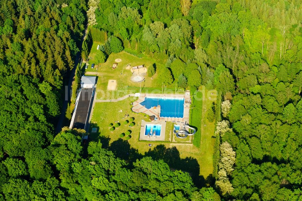 Luftbild Pritzwalk - Wasserrutsche am Schwimmbecken des Freibades in Pritzwalk im Bundesland Brandenburg, Deutschland