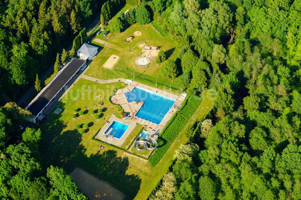 Pritzwalk von oben - Wasserrutsche am Schwimmbecken des Freibades in Pritzwalk im Bundesland Brandenburg, Deutschland