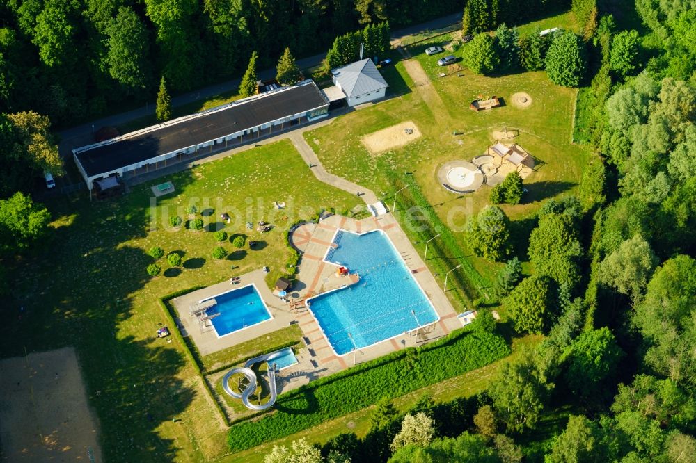 Pritzwalk aus der Vogelperspektive: Wasserrutsche am Schwimmbecken des Freibades in Pritzwalk im Bundesland Brandenburg, Deutschland