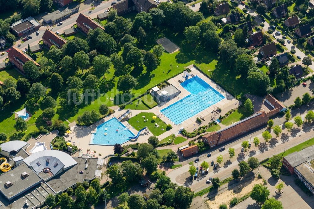 Luftaufnahme Stade - Wasserrutsche am Schwimmbecken des Freibades Solemio Erlebnis- und Solebad in Stade im Bundesland Niedersachsen, Deutschland