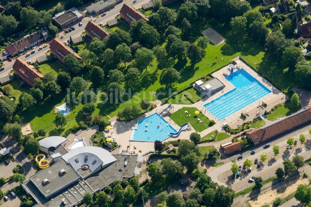 Stade von oben - Wasserrutsche am Schwimmbecken des Freibades Solemio Erlebnis- und Solebad in Stade im Bundesland Niedersachsen, Deutschland