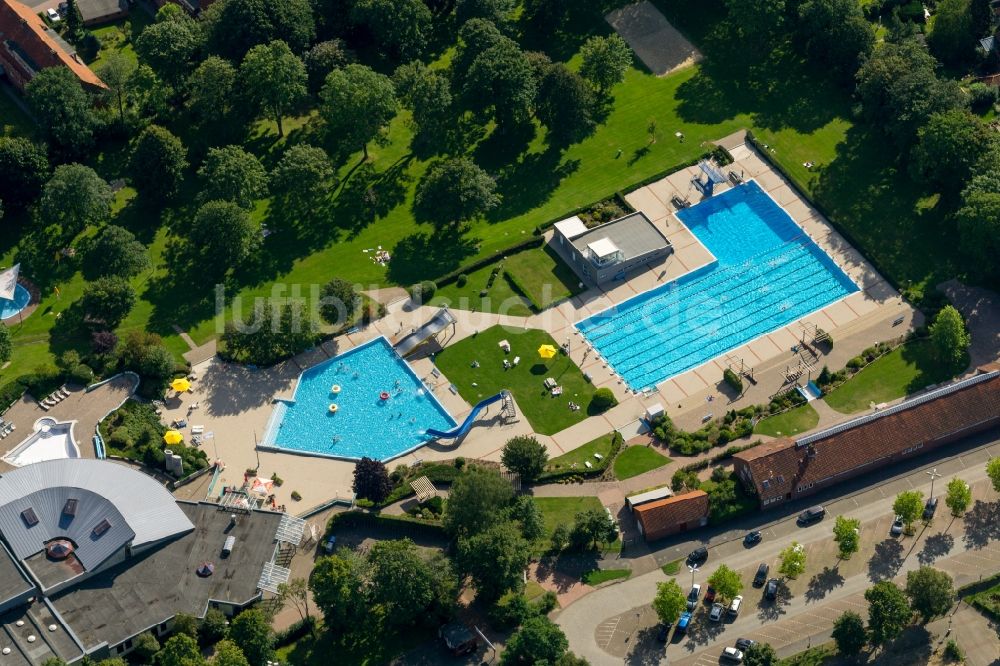 Stade aus der Vogelperspektive: Wasserrutsche am Schwimmbecken des Freibades Solemio Erlebnis- und Solebad in Stade im Bundesland Niedersachsen, Deutschland