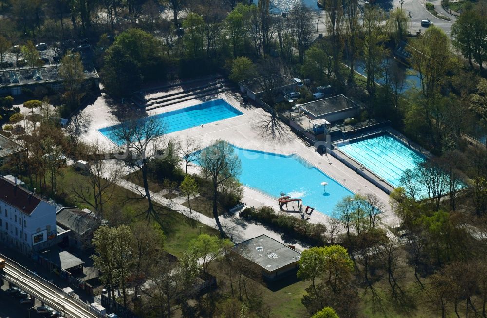 Luftaufnahme Berlin - Wasserrutsche am Schwimmbecken des Freibades Sommerbad Kreuzberg im Ortsteil Kreuzberg in Berlin, Deutschland