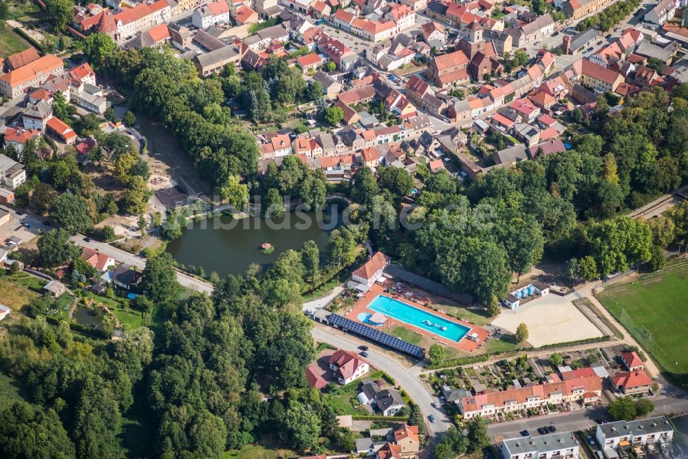 Luftbild Treuenbrietzen - Wasserrutsche am Schwimmbecken des Freibades der Stadt Treuenbrietzen in Treuenbrietzen im Bundesland Brandenburg, Deutschland