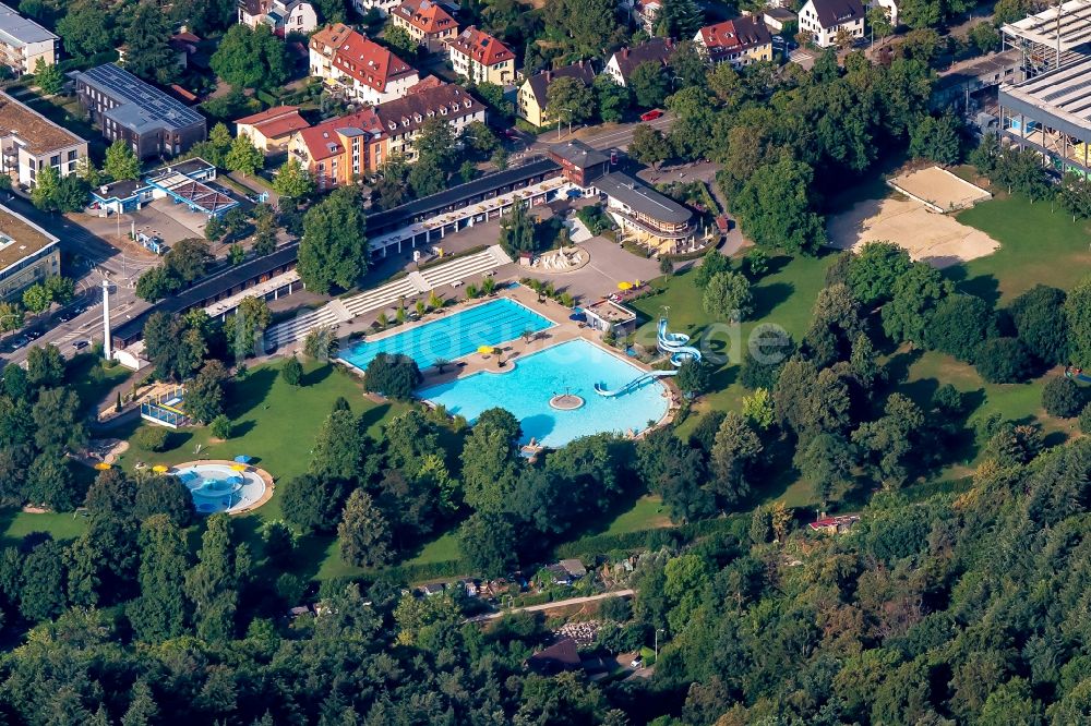 Freiburg im Breisgau von oben - Wasserrutsche am Schwimmbecken des Freibades Strandbad in Freiburg im Breisgau im Bundesland Baden-Württemberg, Deutschland